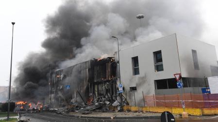Ocho personas han fallecido después de que la avioneta en la que viajaban chocase contra un edificio de oficinas vacío en Milán