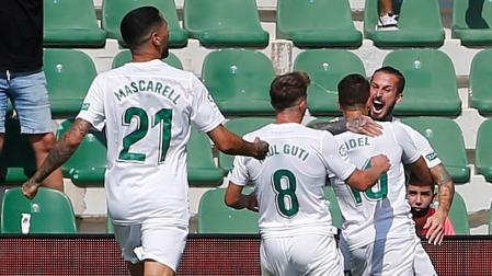 El delantero argentino del Elche, Dario Ismael Benedetto (d) celebra su tanto contra el Celta de Vigo
