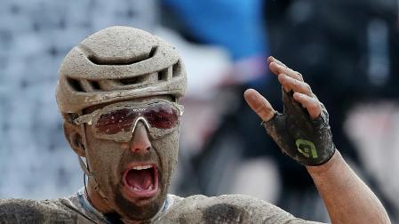 Colbrelli, completamente embarrado, grita tras cruzar la meta en la París-Roubaix
