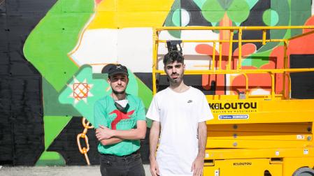 Javier Murillo y Carlos Almagro, junto al mural
