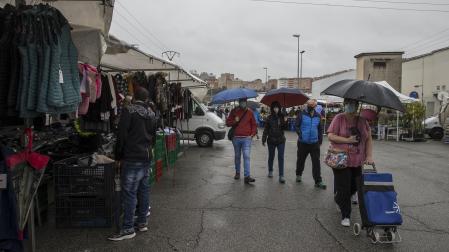 Los asistentes ayer al mercadillo de Landaben pudieron disfrutar de unas medidas sanitarias más relajadas, a pesar del mal tiempo