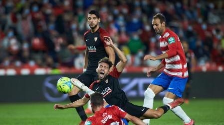 Joaquin Jose Marin "Quini" del Granada y Munir El Haddadi del Sevilla, en una acción del partido.