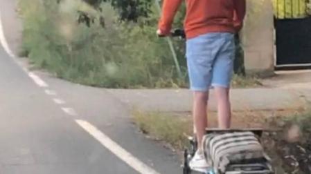 El conductor del patinete denunciado por conducir por el arcén de la N-232, sin casco y arrastrando un carro de la compra