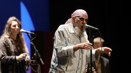 El Drogas presentó en el Teatro Gayarre su nueva propuesta al frente de su "akustik fraktion"