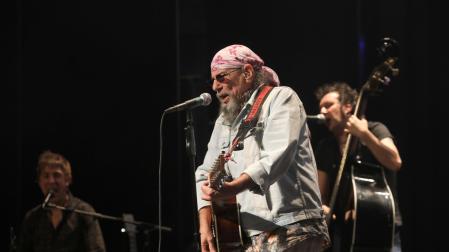 El Drogas presentó en el Teatro Gayarre su nueva propuesta al frente de su "akustik fraktion"