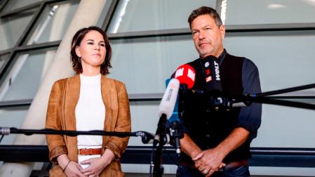 La copresidenta del Partido Verde alemán (Die Gruenen), Annalena Baerbock, y el copresidente, Robert Habeck, en una conferencia de prensa en Berlín
