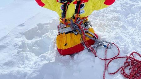 Rustam Nabiev celebra su ascenso en el Manaslu nepalí