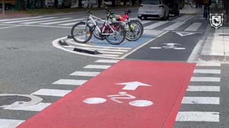 El color rojo alerta a los conductores de los vehículos a motor que por ese lugar atraviesa una vía ciclista