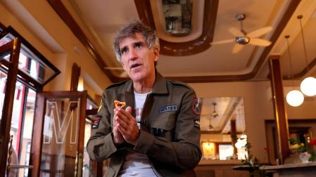 El cantante Mikel Erentxun lanza este viernes 'Amigos de guardia', un disco repaso a su carrera en el que participan 24 ilustres invitados