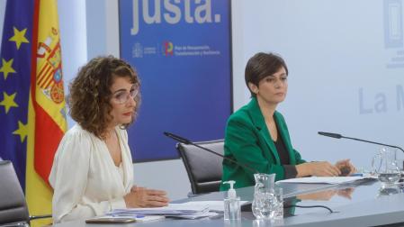 La ministra de Hacienda, María Jesús Montero (i), y la ministra de Política Territorial y portavoz del Gobierno, Isabel Rodríguez