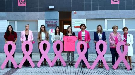 Izda a dcha: Idoia Arraiza (Tasubinsa), Jaki Hernández (Saray), Lara Munárruz (Bodegas Príncipe de Viana), Ainhoa Bravo (Creaciones Selene), Izaskun Echechipia (vicepresidenta), Mª José Oraa (presidenta), Arancha Rubio (CaixaBank) y las voluntarias Mª Cruz Garde y Maitetxu Goicoechea