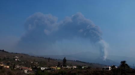 El cambio de viento lleva las cenizas del volcán hacia el aeropuerto de La Palma