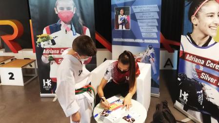 Adriana Cerezo atiende a los fans en el photocall del Navarra Arena