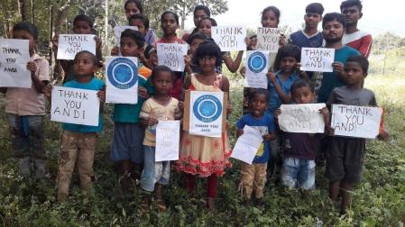 Se han suspendido las clases presenciales por la covid y un tutor contratado por ANDI atiende a los niños