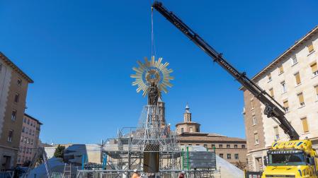 Este sábado por la mañana se ha instalado la estructura de la virgen de El Pilar, destinada a la ofrenda de flores