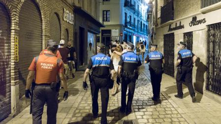 Agentes de la Policía Local y de la Foral desalojan a jóvenes de la calle Concarera para hacer cumplir el toque de queda el pasado mes de julio