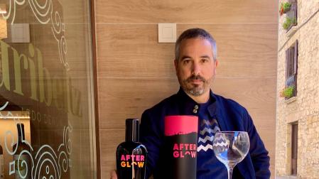 Javier Imízcoz posa en el Txuribeltz, el bar de Aoiz donde se hizo el pasado día 2 la fiesta de presentación