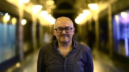 José Luis Rebordinos el pasado martes junto a los cines Golem Baiona, donde presentó la película Benediction de Terence Davies.