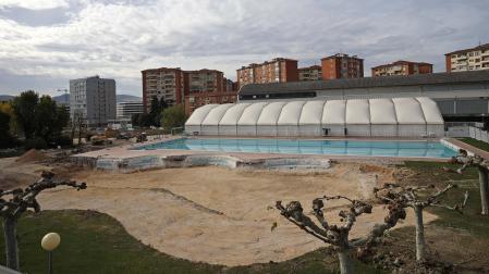 La piscina lúdica, ya demolida para la construcción de un nuevo vaso, en la zona sur del Club de Tenis