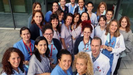 Parte del equipo de la Unidad de Atención Paliativa de San Juan de Dios de Pamplona, el miércoles pasado en la entrada del hospital