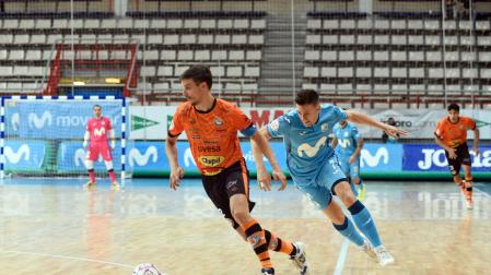 El capitán del Aspil-Jumpers, David García, conduce el balón ante la presión del jugador del Movistar Inter Pol Pacheco