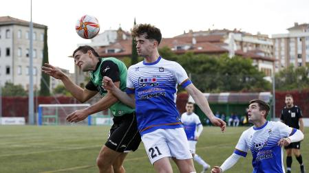 Juan del Burgo, del Beti Onak, y Álvaro Pardos, del Burladés, luchan por el balón