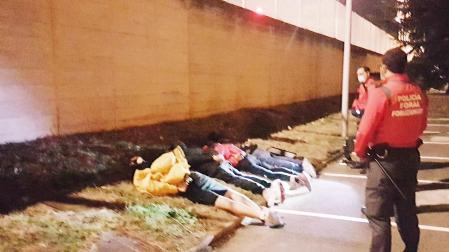 Los cuatro arrestados en Refena nada mas ser detenidos por agentes de la Policía Local