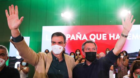 El secretario general del PSOE y presidente del Gobierno, Pedro Sánchez (izda.); junto al candidato socialista a la Presidencia de la Junta, Juan Espadas, en un acto en Sevilla el pasado mes de julio