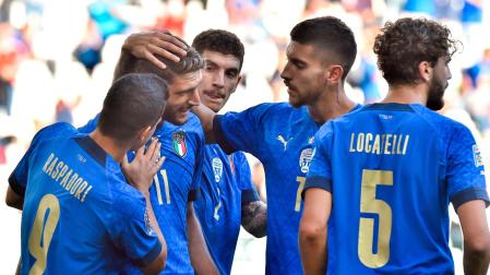 Futbolistas italianos felicitan a Berardi, autor del segundo gol