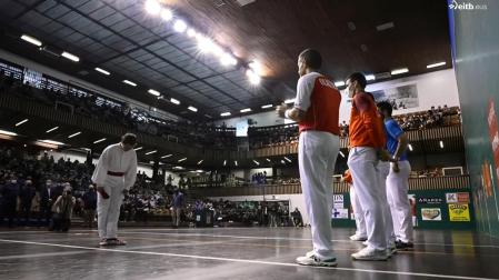 Aimar Olaizola ha sido agasajado con un aurresku de honor en el Astelena eibarrés