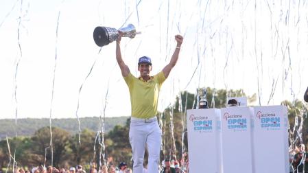 Rafa Cabrera celebra la victoria tras la última jornada del Abierto de España de Golf