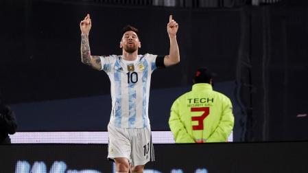 Leo Messi celebra su tanto en el choque contra Uruguay
