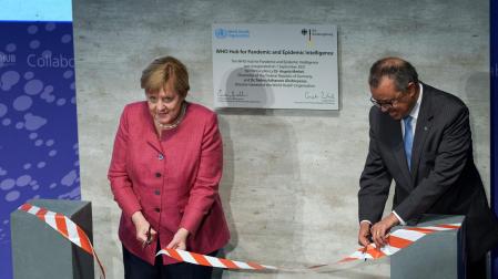 Tedros Adhanom Ghebreyesus, director general de la Organización Mundial de la Salud (OMS), y Angela Merkel inaugurando el “WHO Hub for Pandemic and Epidemic Intelligence”