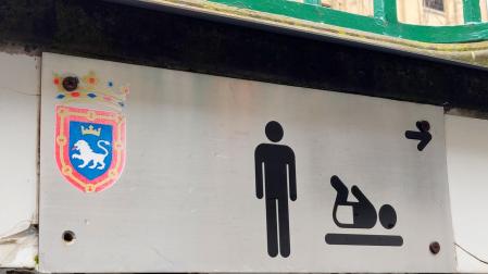 Placa identificativa de los aseos públicos