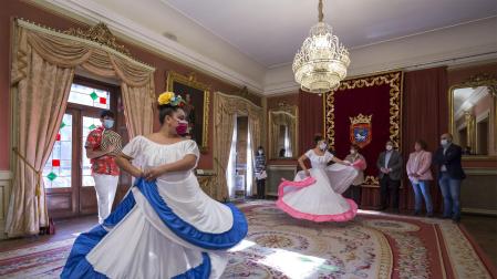Bailes en el Ayuntamiento de Pamplona con motivo del 12 de octubre