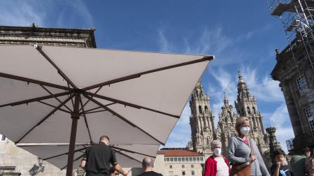 Clientes en la terraza de un bar, en la plaza del Obradoiro de Santiago de Compostela