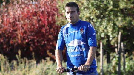 Fermín Úriz, montado en su patinete, se vistió este lunes con la camiseta del primer partido que jugó con la Peña Sport en el año 2009