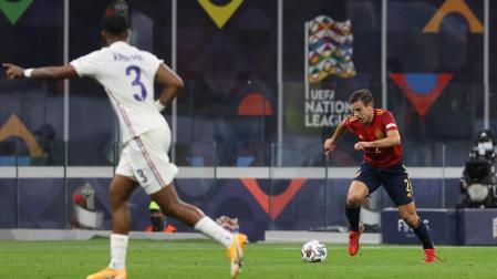 César Azpilicueta conduce el balón en la final ante Francia