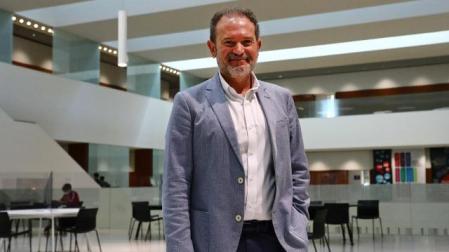Rafael Torres Sánchez, en el vestíbulo del Edificio Amigos de la Universidad de Navarra