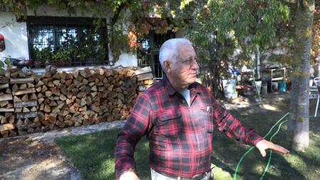 Julián Lizarraga explica cómo sintió el terremoto, ayer frente a su casa en Lizoáin.