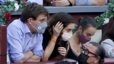 José Luis Martínez Almeida e Isabel Díaz Ayuso durante la corrida de toros en Las Ventas