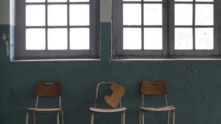Sillas abandonadas en un colegio sin alumnos