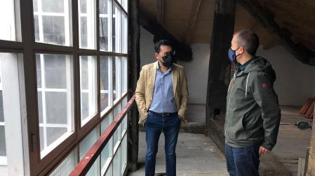 El director general de Administración Local y Despoblación, Jesús Mª Rodríguez, y el alcalde de Leitza, Mikel Zabaleta, durante la visita a la casa consistorial de la localidad