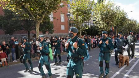 Un momento del desfile que recorrió la Avenida Galicia, en Pamplona, con el paso del grupo de rescate en montaña, el GREIM