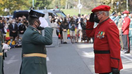 Agustín Hernández, jefe de Tráfico de la Guardia Civil, saluda al jefe de la Policía Foral, Juan Carlos Zapico, durante el 12 de octubre en Pamplona