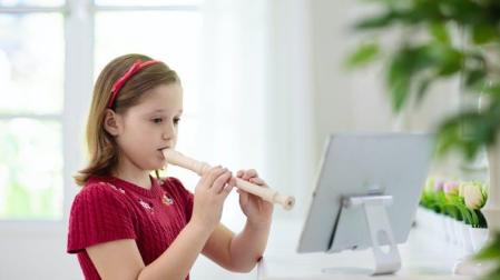 Una niña tocando la flauta