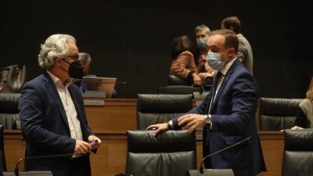 Carlso Pérez-Nievas (izda.) y José Javier Esparza durante el pleno de este jueves