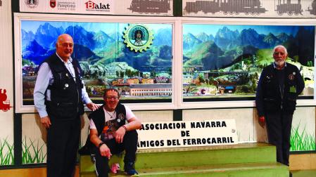 Desde la izquierda, Antonio Casas, Gabriel Ezpeleta y Antonio Cortés, junto a la nueva maqueta de trenes.