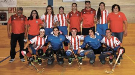 El equipo femenino de hockey patines de la UDC Rochapea que jugará esta temporada en la categoría OK Plata