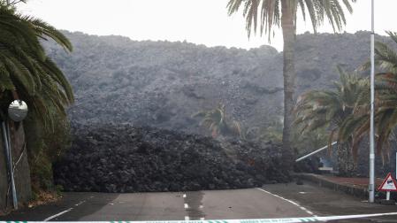 La lava del volcán Cumbre Vieja, en una carretera de la localidad de La Laguna